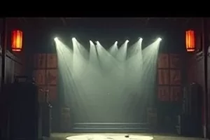 夜色中沿河挂起的一排纸灯笼