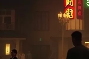 街角理发店的旋转灯与玻璃门