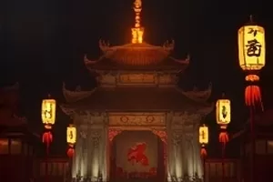 末班地铁车厢内的空座椅与吊环