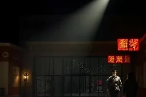十字路口两边相对而行的行人剪影