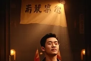 深夜便利店门口堆叠的塑料周转箱